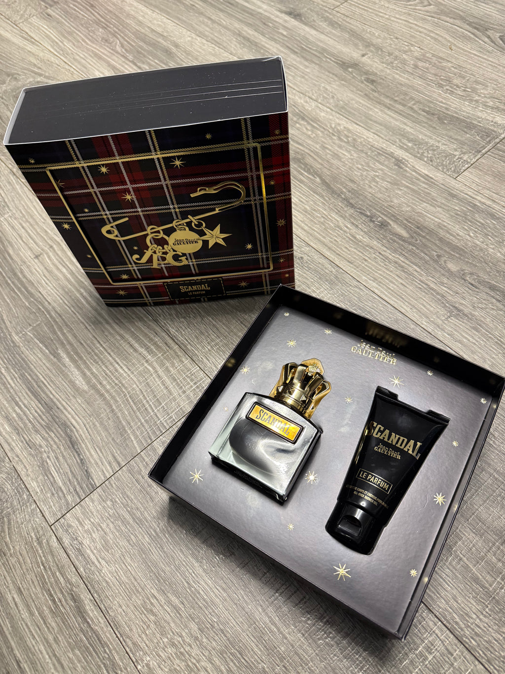 Gift set Le Scandal Le Parfum Eau de Parfum 100 ml / 3,4 fl. oz + Gel de Ducha 75 ml Para Hombres de Jean Paul Gaultier